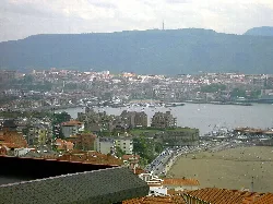 Panorámica de Ereaga, Neguri, Las Arenas y Portugalete con montañas de fondo.