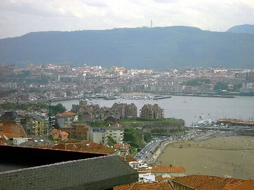 Panorámica de Ereaga, Neguri, Las Arenas y Portugalete con montañas de fondo.