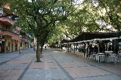 A calle peatonal con árboles y terrazas de bares en Viladecans.