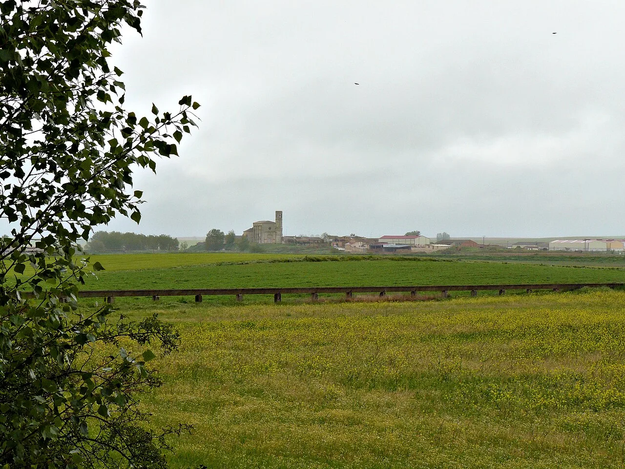 Villanueva de San Mancio desde el canal de Castilla.