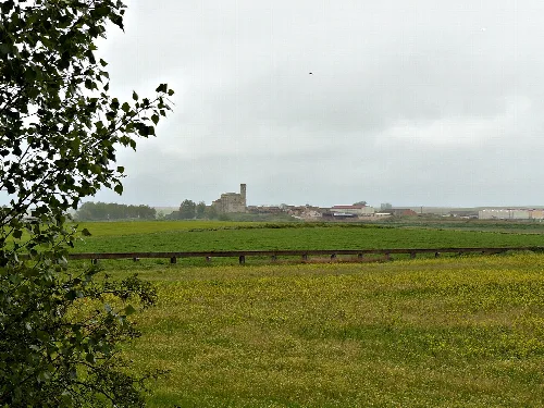 Villanueva de San Mancio desde el canal de Castilla.