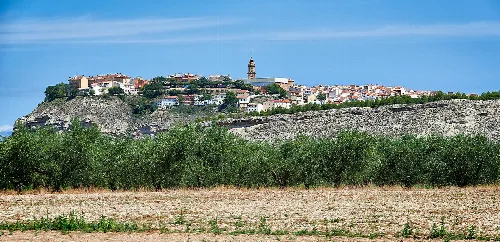 Paisaje con casas en la colina y cielo azul en Lerín, Navarra.