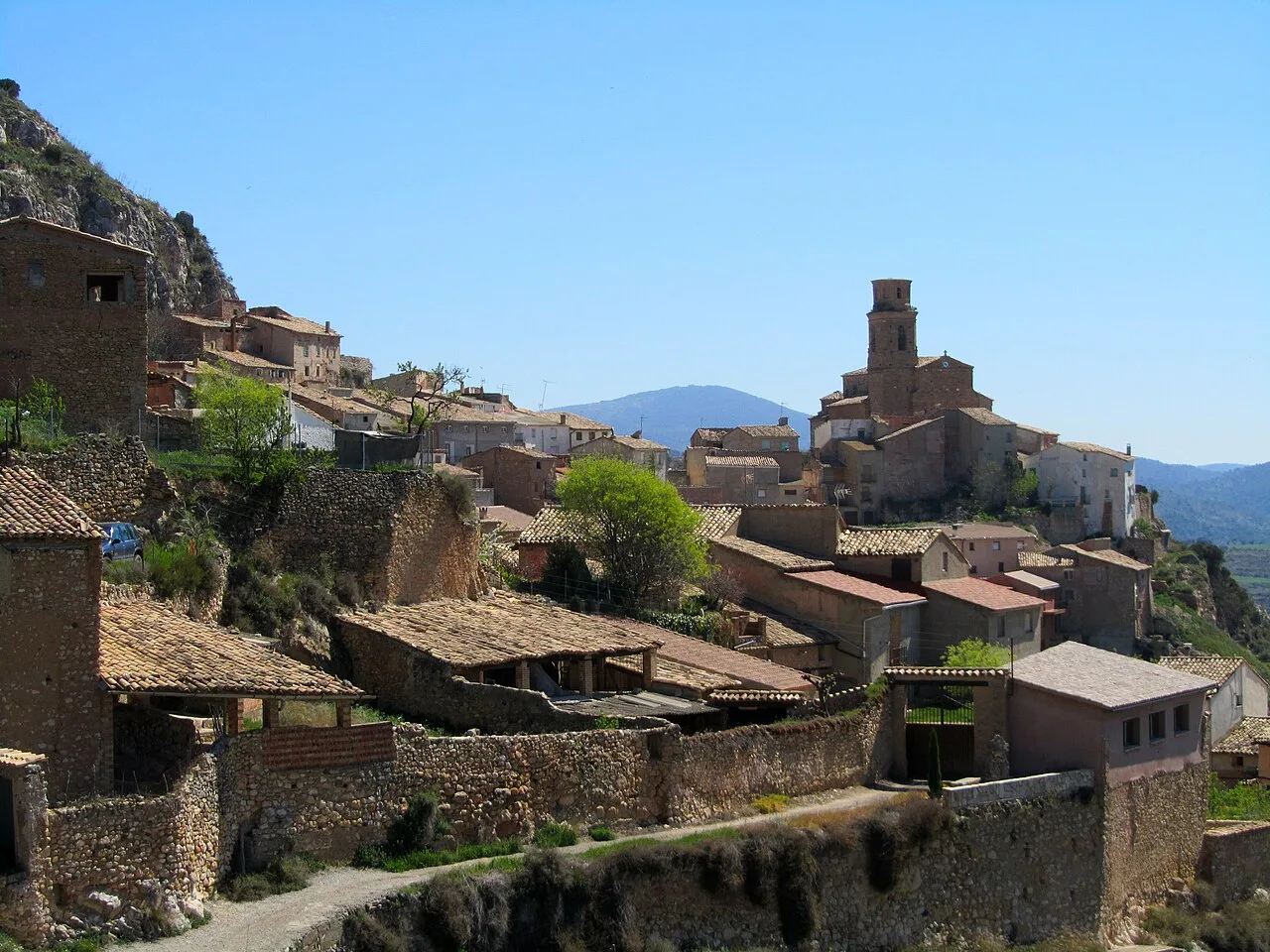 Vista de casas antiguas y una iglesia en Calasanz, en Peralta de Calasanz.