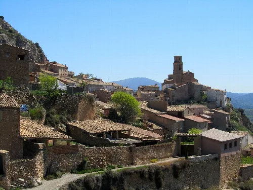 Blick auf alte Häuser und eine Kirche in Calasanz, Peralta de Calasanz.