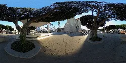 Vista de la Plaza de España con árboles y fuente en Benejúzar.