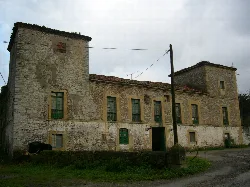 Palacio de piedra con torres en Trasona, Asturias.