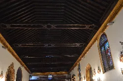 Verzierte mudéjar Holzdecke in der Kirche von Pizarra.