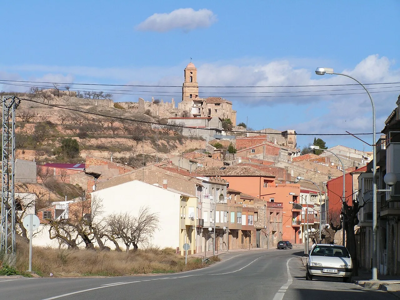 Corbera d'Ebre amb el Poble Vell a dalt