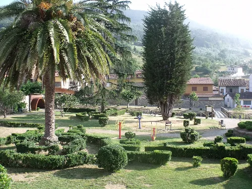 Jardín con palmeras, árboles y arbustos en Salas, Asturias.