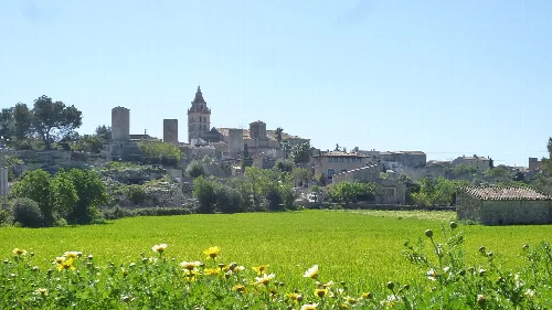 Panoramablick auf Sencelles mit Kirche und Häusern auf dem Hügel.