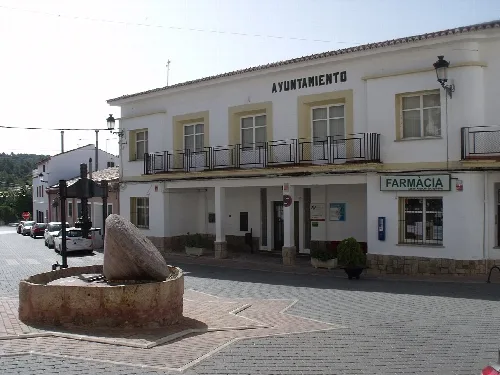 Plaza del Ayuntamiento en Matet con pozo de piedra y edificio blanco.