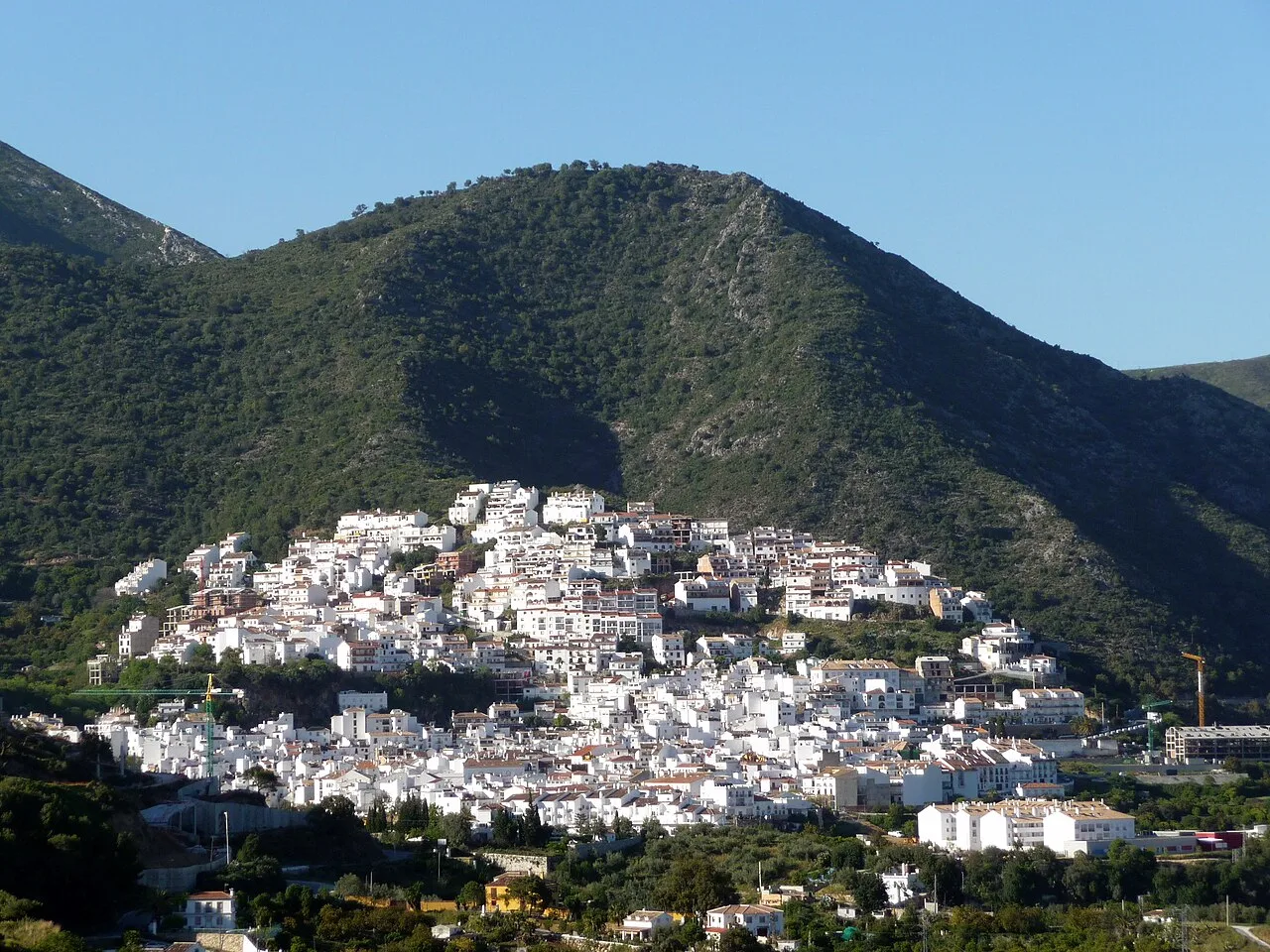 Casas blancas en la ladera de una montaña en Ojén, Málaga.