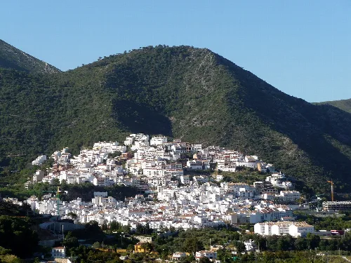 Weiße Häuser an einem Berghang in Ojén, Málaga.