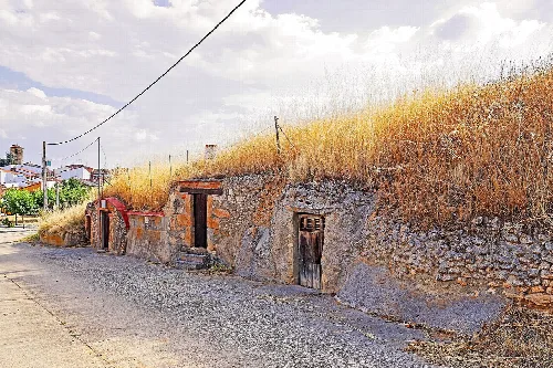 Straße der Weinkeller mit Steinhäusern und Wand in Parada de Rubiales.