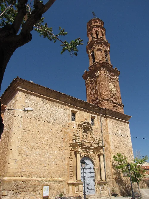 Kirche St. Peter mit Backsteinturm und Steinfassade in Torrijo del Campo.