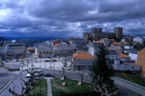 Blick auf die Altstadt und Burg in Castro Caldelas.