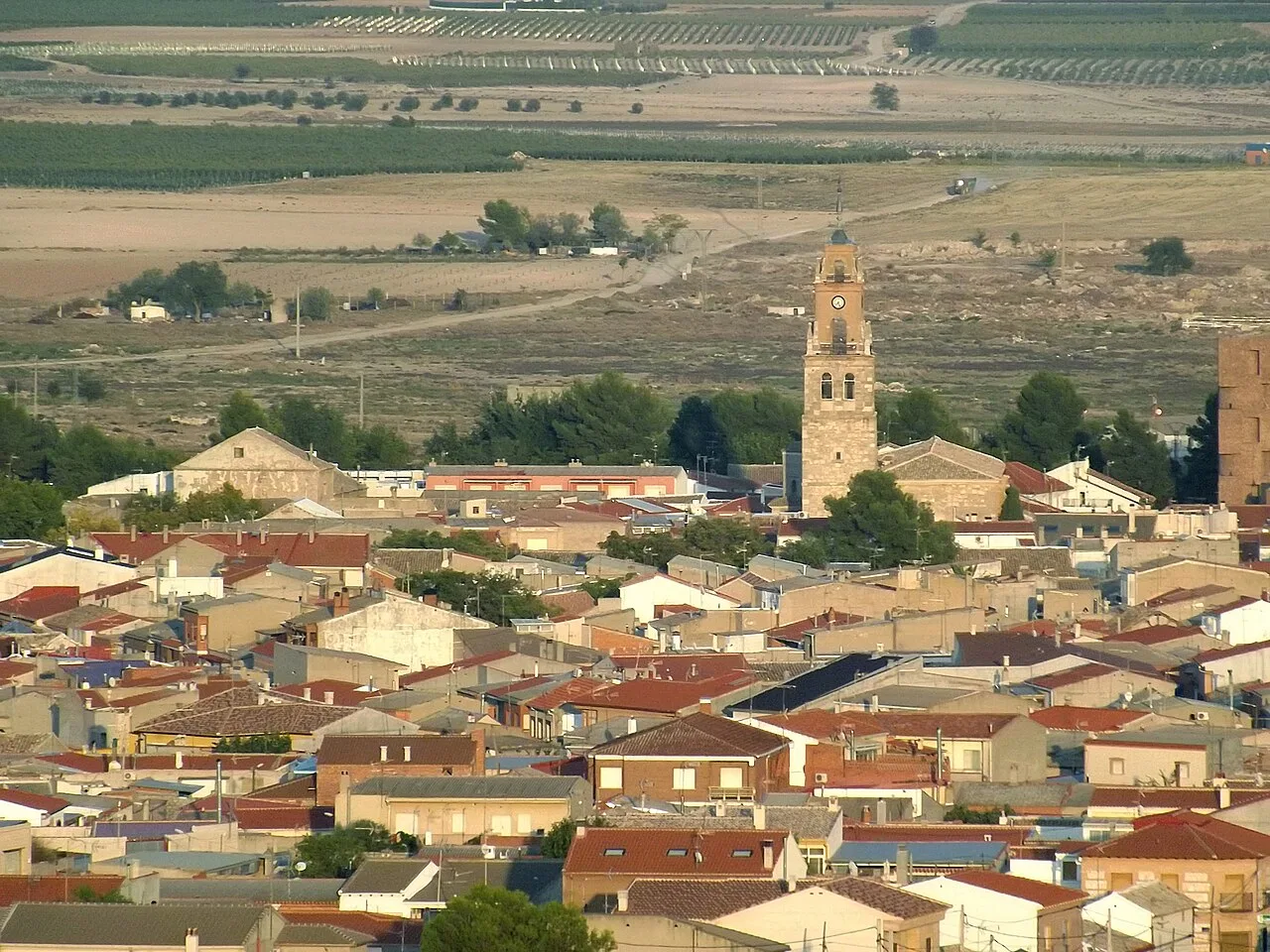 Vista de Villacañas con iglesia y casas en primer plano.