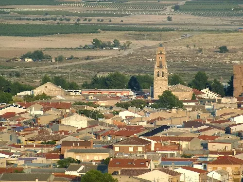 Blick auf Villacañas mit Kirche und Häusern im Vordergrund.