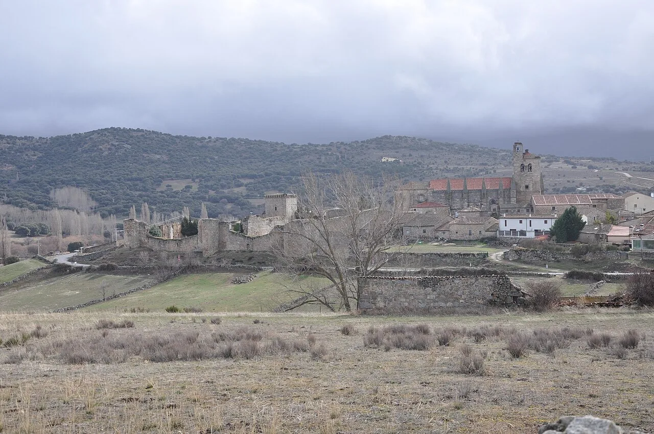 Panoramablick auf Bonilla de la Sierra mit Mauern und Kirche im Zentrum.