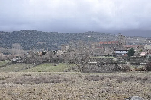 Panoramablick auf Bonilla de la Sierra mit Mauern und Kirche im Zentrum.
