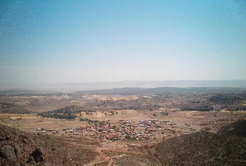 Panoramablick auf Peracense von seiner Burg, mit Dorf und Landschaft in Teruel.
