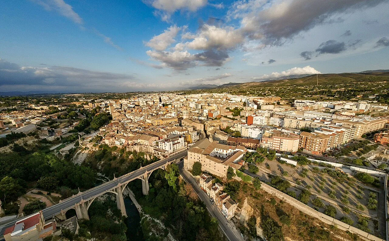 Panoramablick auf Ontinyent mit Brücke und Bergen.