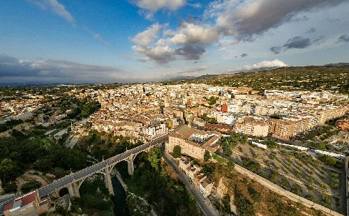 Panoramablick auf Ontinyent mit Brücke und Bergen.