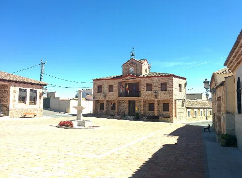 Plaza Generalísimo, en Casasbuenas (Toledo, España).