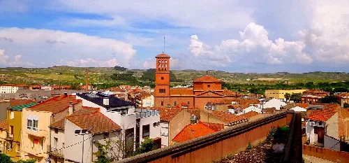 Vista de tejados y una torre de iglesia en San Adrián, Navarra.
