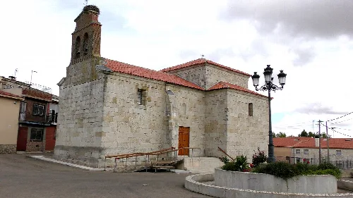 Steinkirche mit Glockenturm und rotem Ziegeldach in Mayalde.