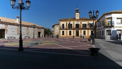 Plaza de la Constitución mit Rathaus und Laternen in Malpica de Tajo.