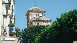 Kirchturm mit Uhr und Bäumen in Níjar, Almería.