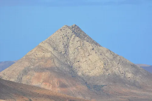 Tindaya-Berg mit pyramidenförmiger Form und felsiger Oberfläche auf Fuerteventura.