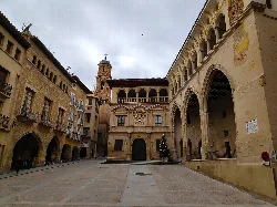 Platz mit historischen Gebäuden und einer kleinen zentralen Plaza in Alcañiz.