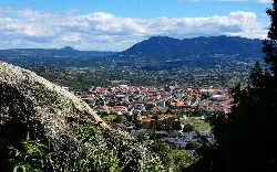Panoramic view of Cebreros with mountains and hills in the background.