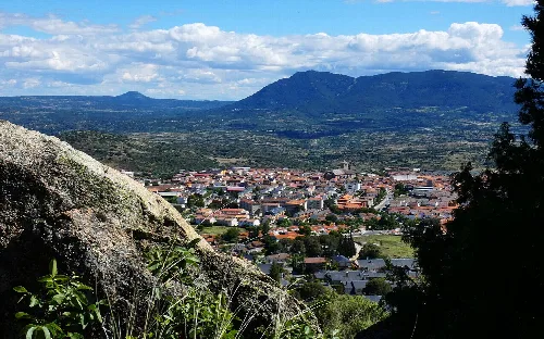 Panoramischer Blick auf Cebreros mit Bergen und Hügeln im Hintergrund.