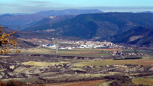 Landschaft mit Dörfern und Bergen, Blick von Leguín.