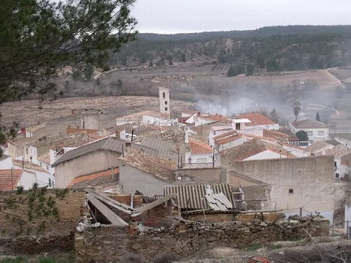 Vista de Villatoya con casas y colinas en el fondo.