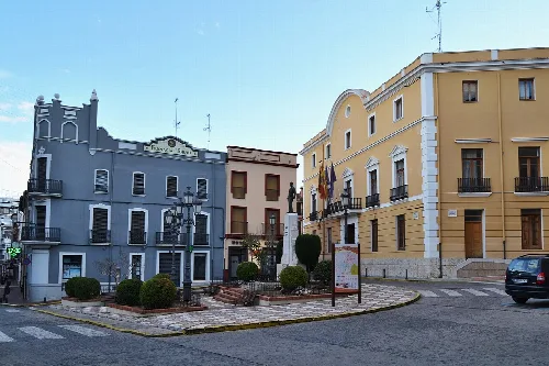 Platz mit Gebäuden und Garten in Oliva.