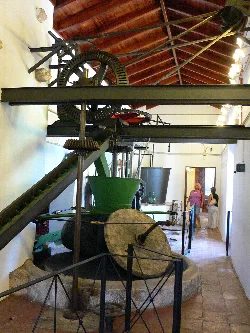 Maquinaria antigua de un molino de aceite en un museo en Ojén.