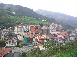 Vista panorámica de Placencia de las Armas en Guipúzcoa, con edificios y montañas.