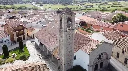 Campanario y parte de la iglesia en Santibáñez de Béjar.