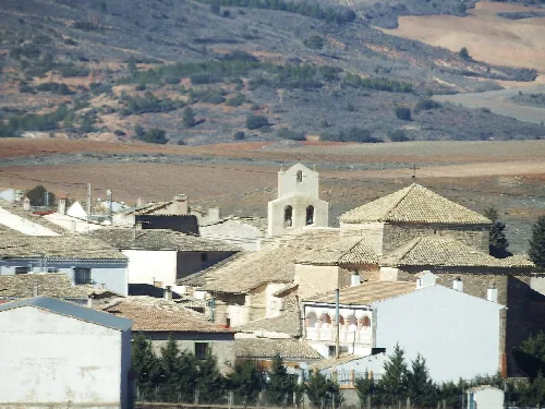 Häuser und eine Kirche in Olmeda del Rey, Cuenca.