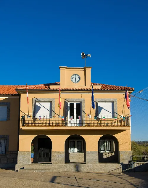 Rathaus mit Uhr und Flaggen in Rionegro del Puente.
