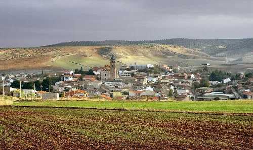 Blick auf das Dorf und die Felder am Stadtrand von San Martín de Pusa.
