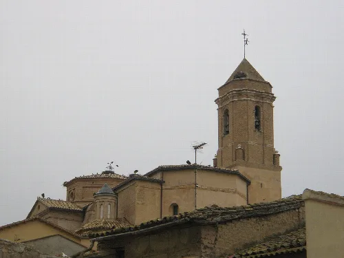 Ansicht der Kirche mit Turm und Ziegeldächern in Robres.