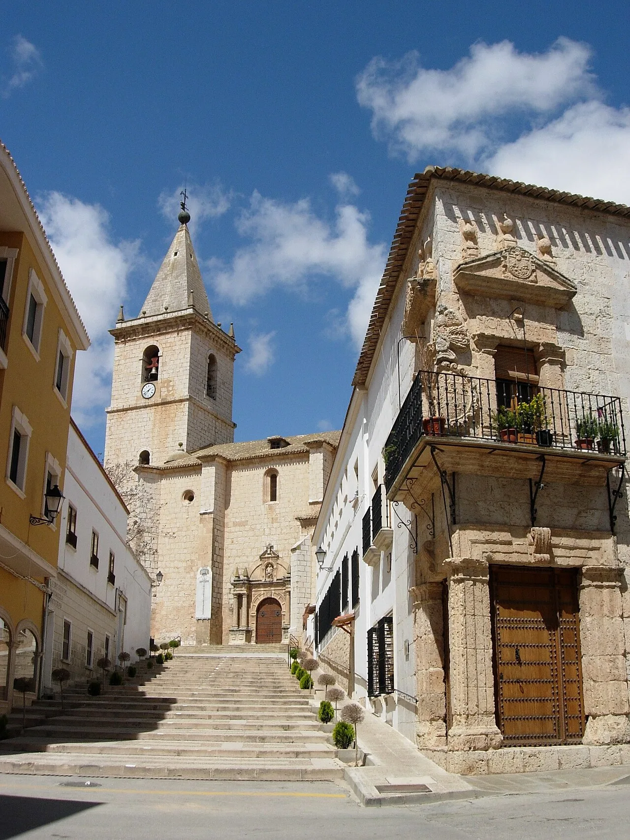 Escaleras exteriores y una iglesia del siglo XV en La Roda.