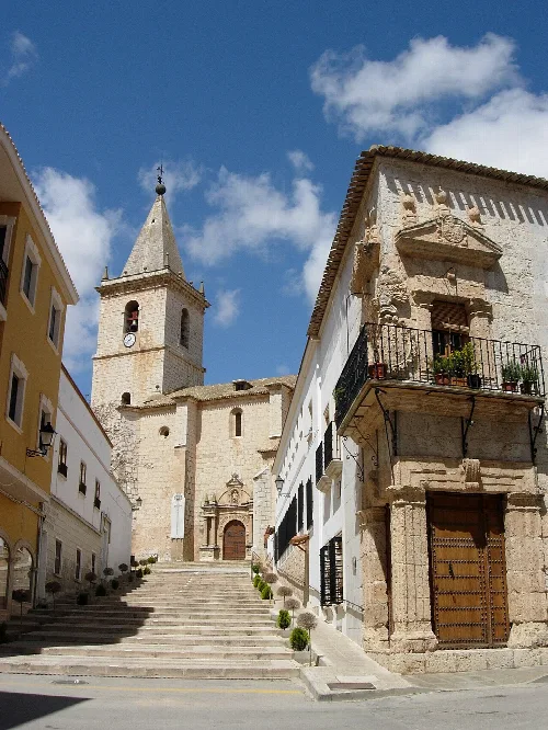 Escaleras exteriores y una iglesia del siglo XV en La Roda.