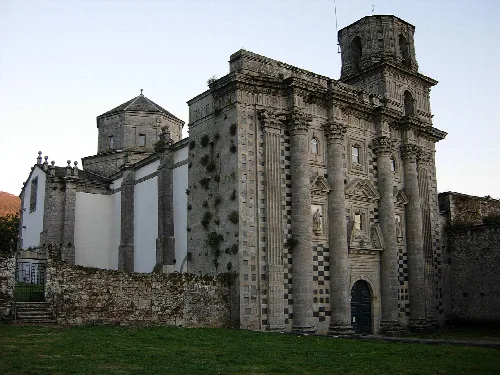 Iglesia de Santa María de Monfero.
Por segunda vez me quedé sin ver el interior de la iglesia por unos pocos minutos.
Así que no me quedó otra opción que aprovechar el momento y la luz del ocaso para sacar esta foto.