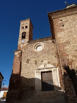 Kirche mit romanisch-mudéjar Portal und Turm in La Hoz de la Vieja.